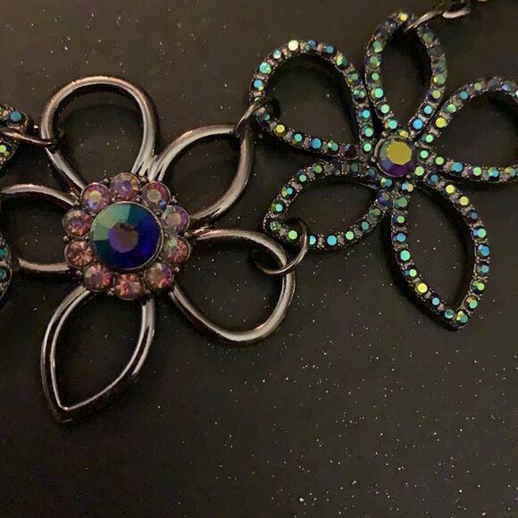 Rampage Flower Necklace   - Picture 4 of 5